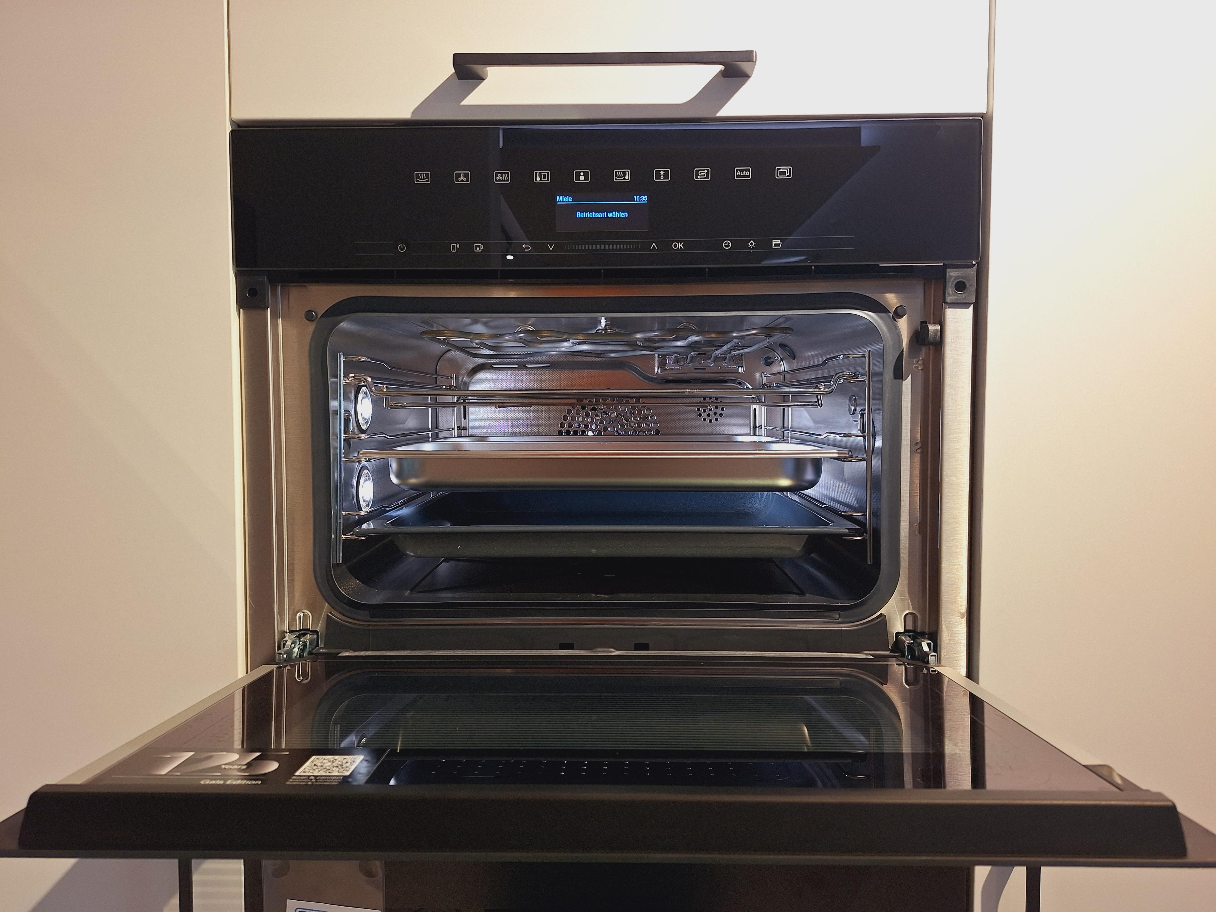 Miele Dampfbackofen DGC 7440 HCX Pro offen