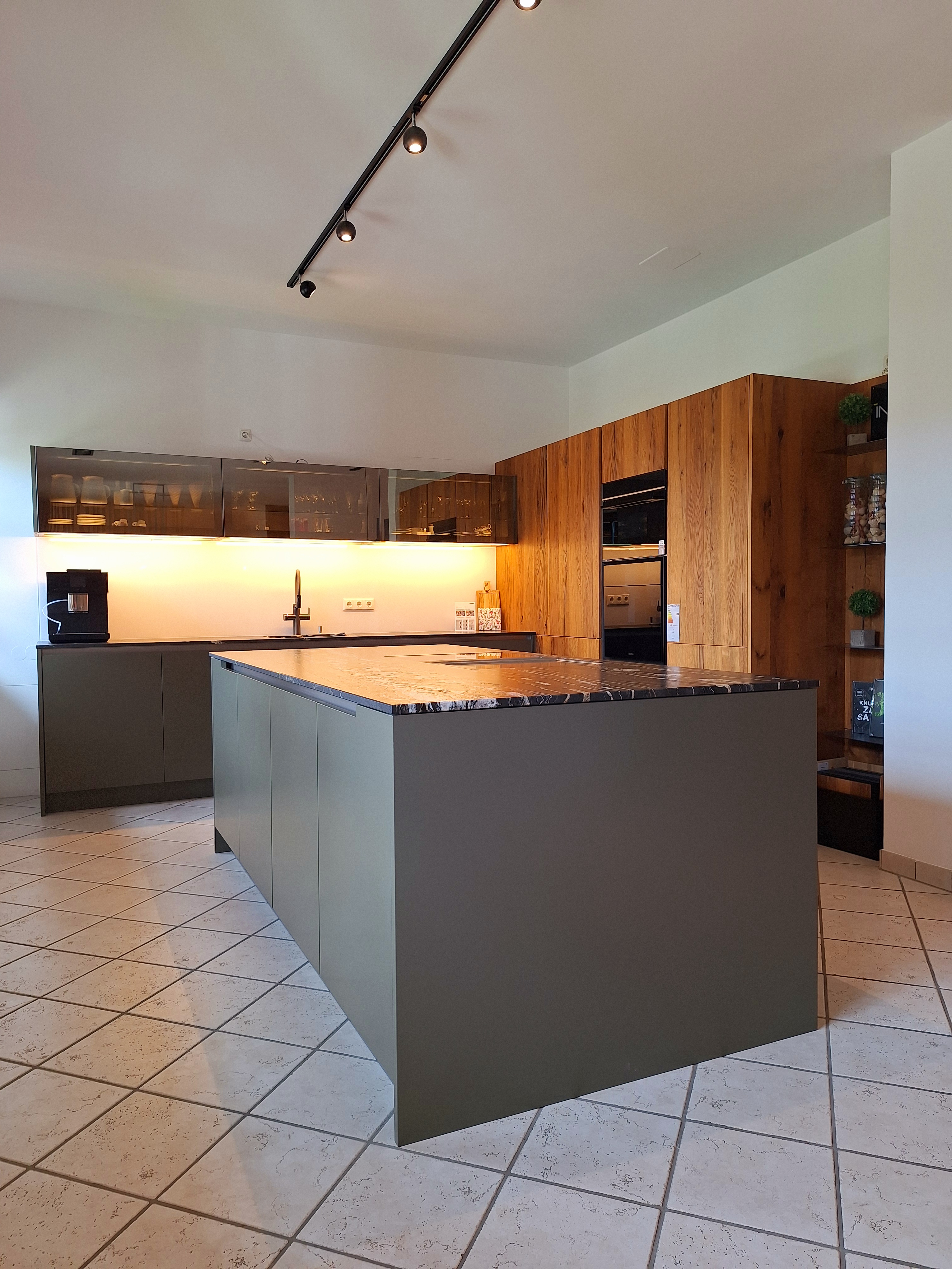 Markenküche von Intuo in Alteiche Furniert