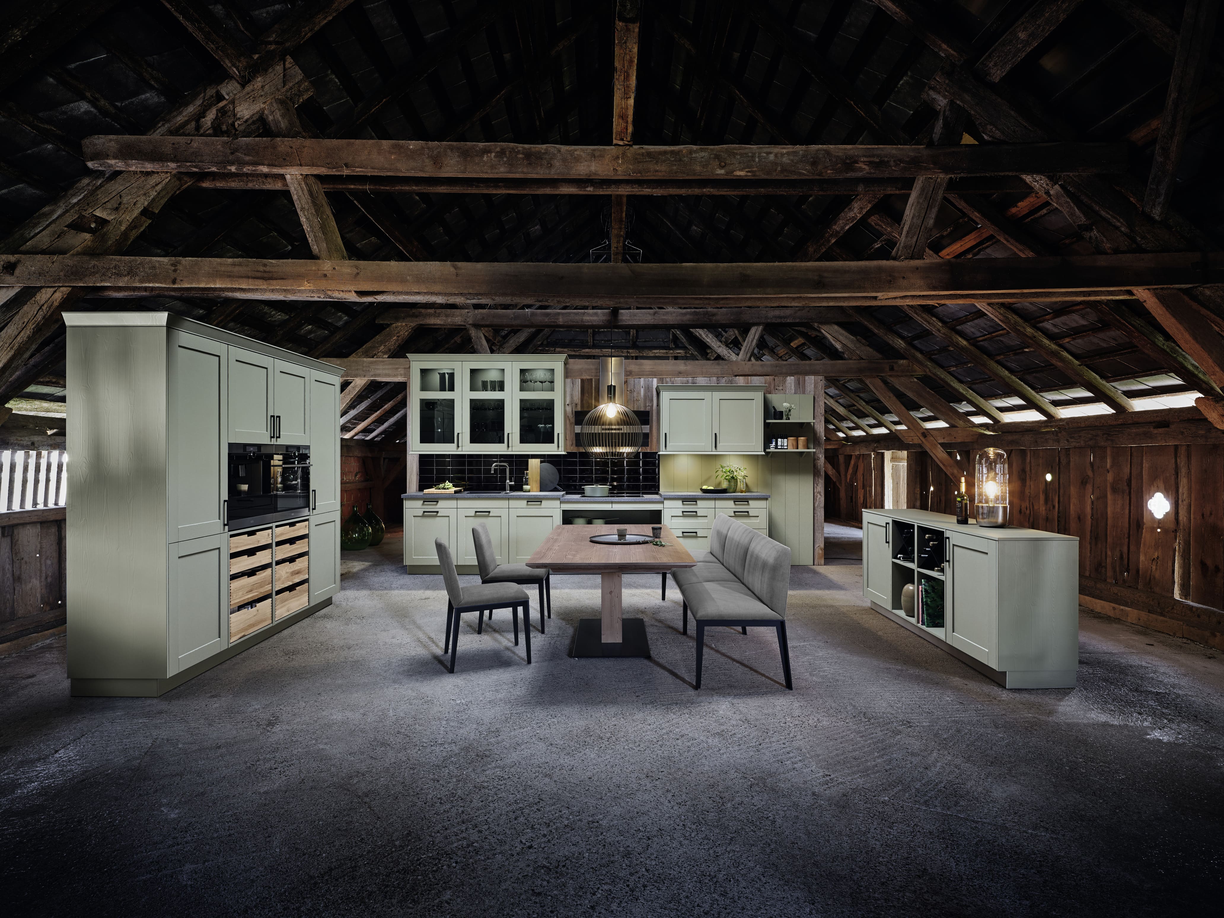 Landhausküche in hellem pastellgrün mit teilweise offenen Schubläden in Eiche massiv.