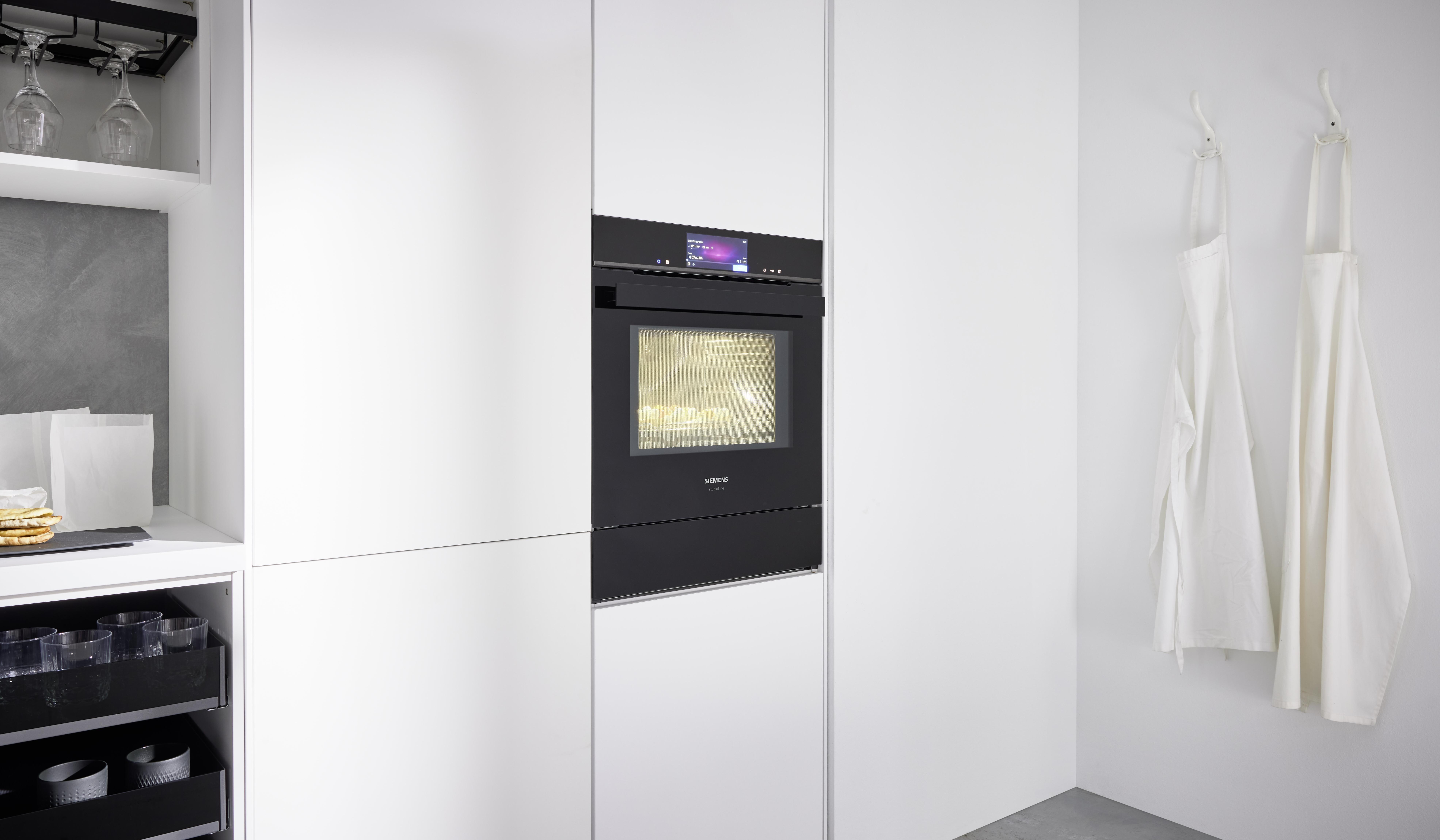NOBILIA Alpinweiß mit Siemens Geräten - Fokus auf Backofen mit LED Display und Touch