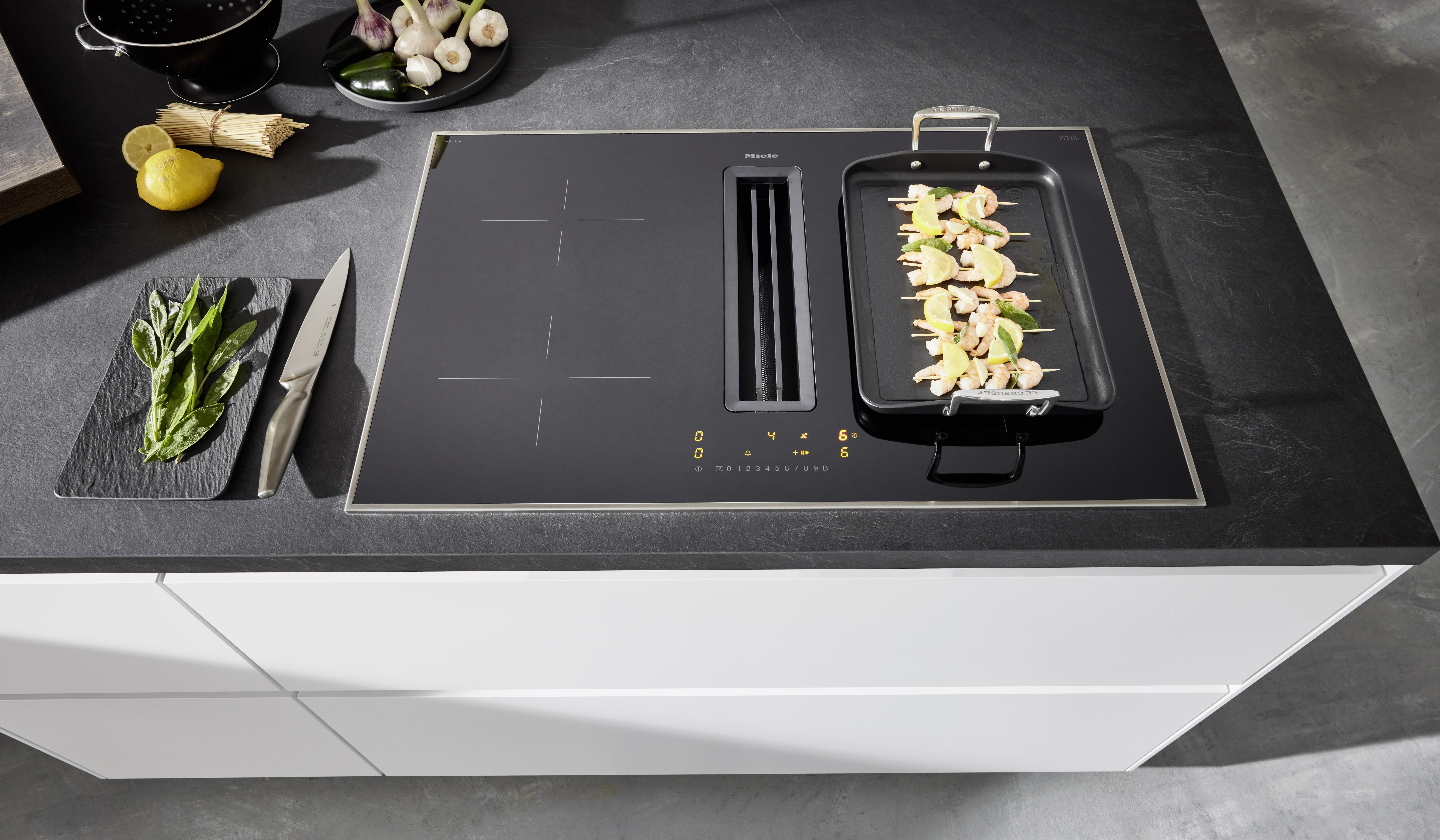 NOBILIA Alpinweiß mit Miele Geräten - Fokus auf Kochfeld, Touch, mit Muldenlüftung und gelber Beleuchtung
