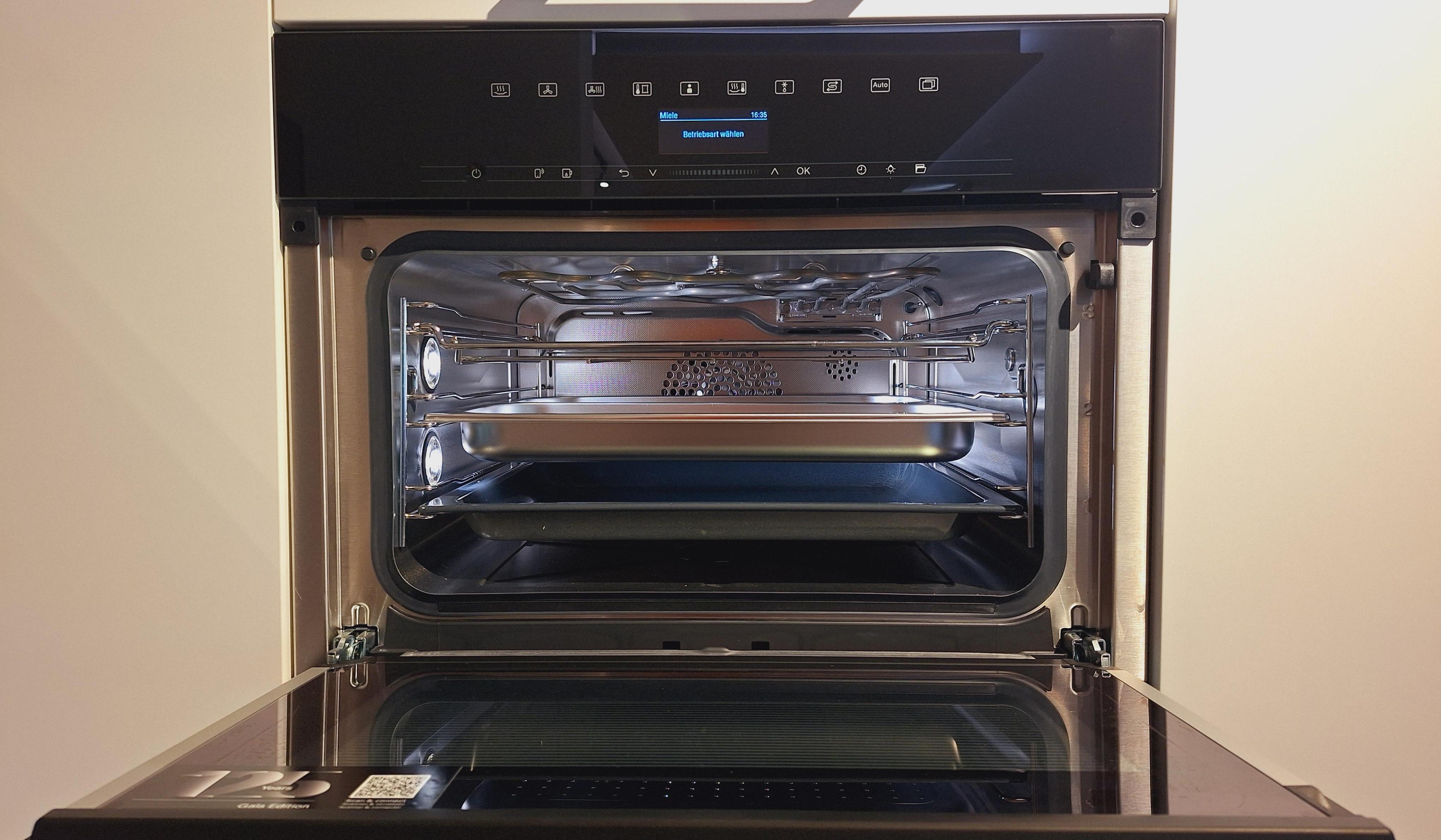 Miele Dampfbackofen DGC 7440 HCX Pro offen