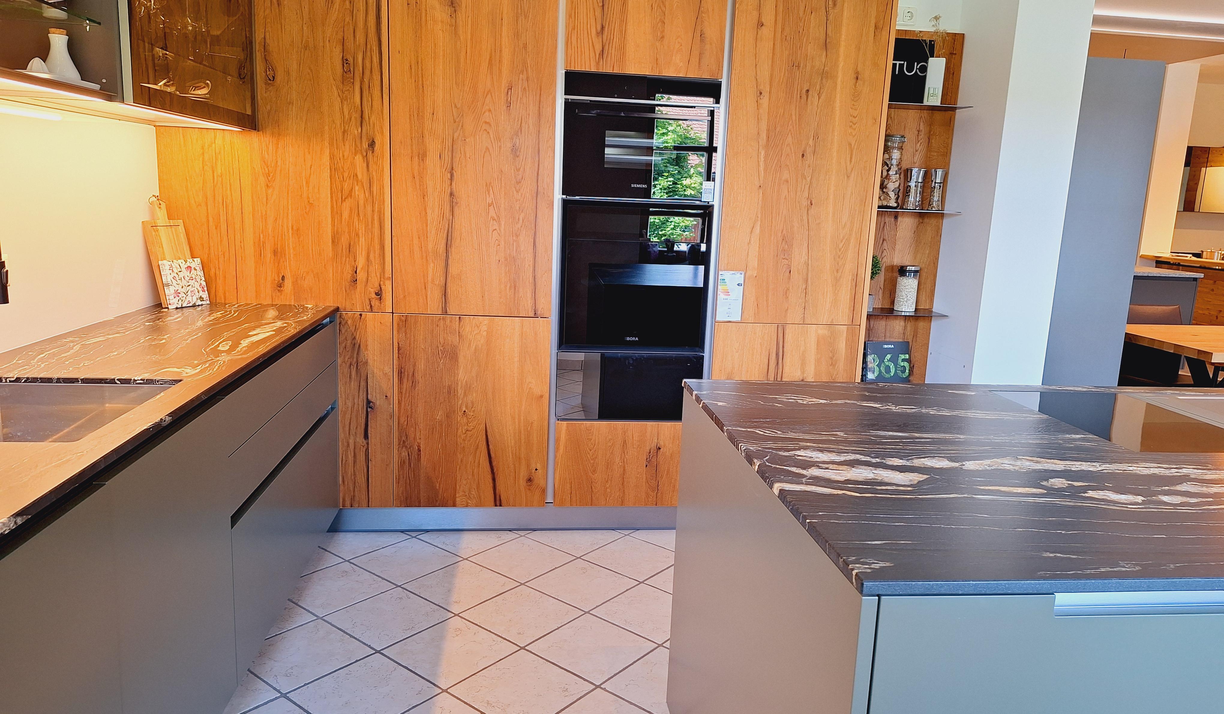 Markenküche von Intuo in Alteiche Furniert