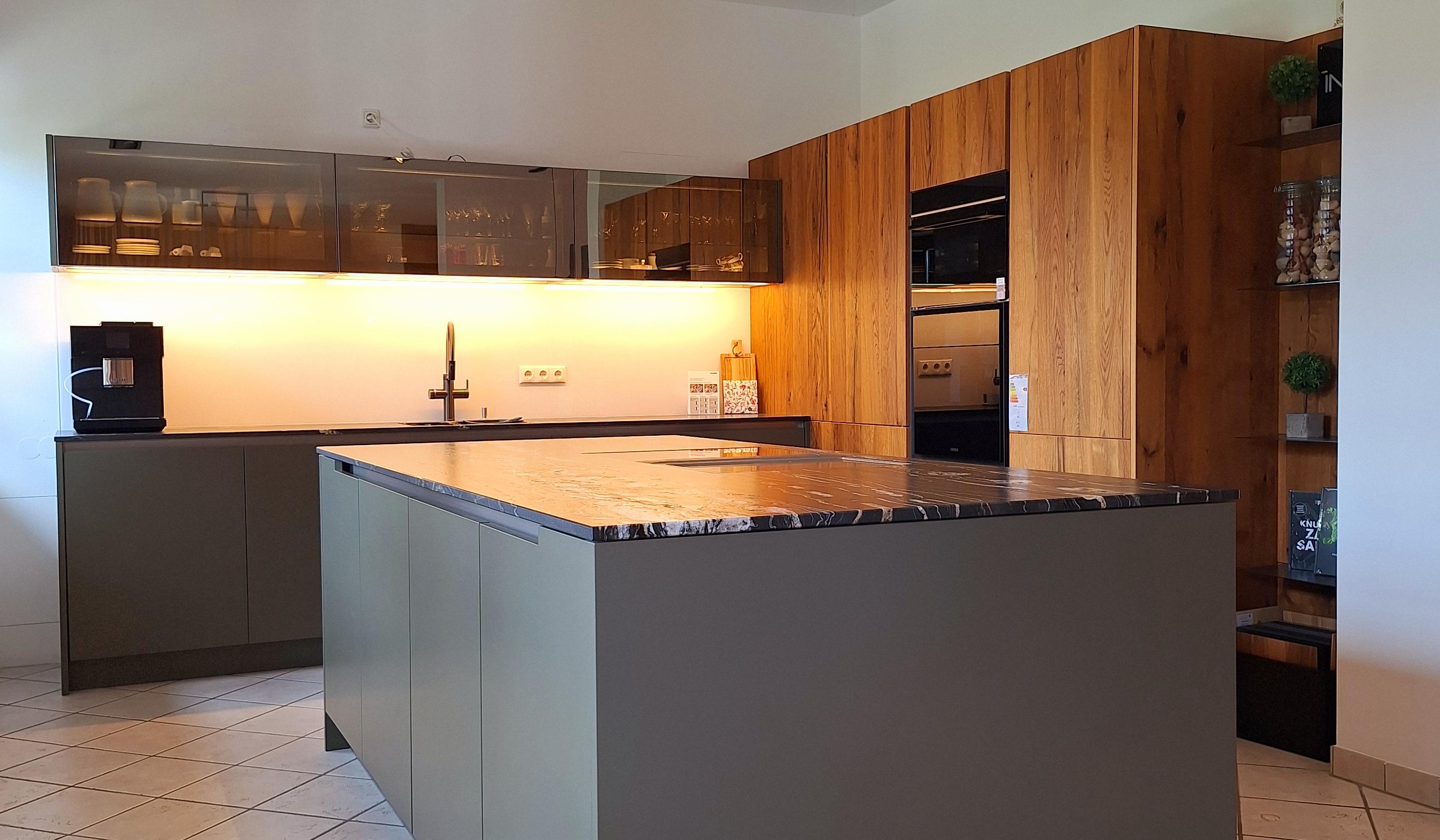 Markenküche von Intuo in Alteiche Furniert