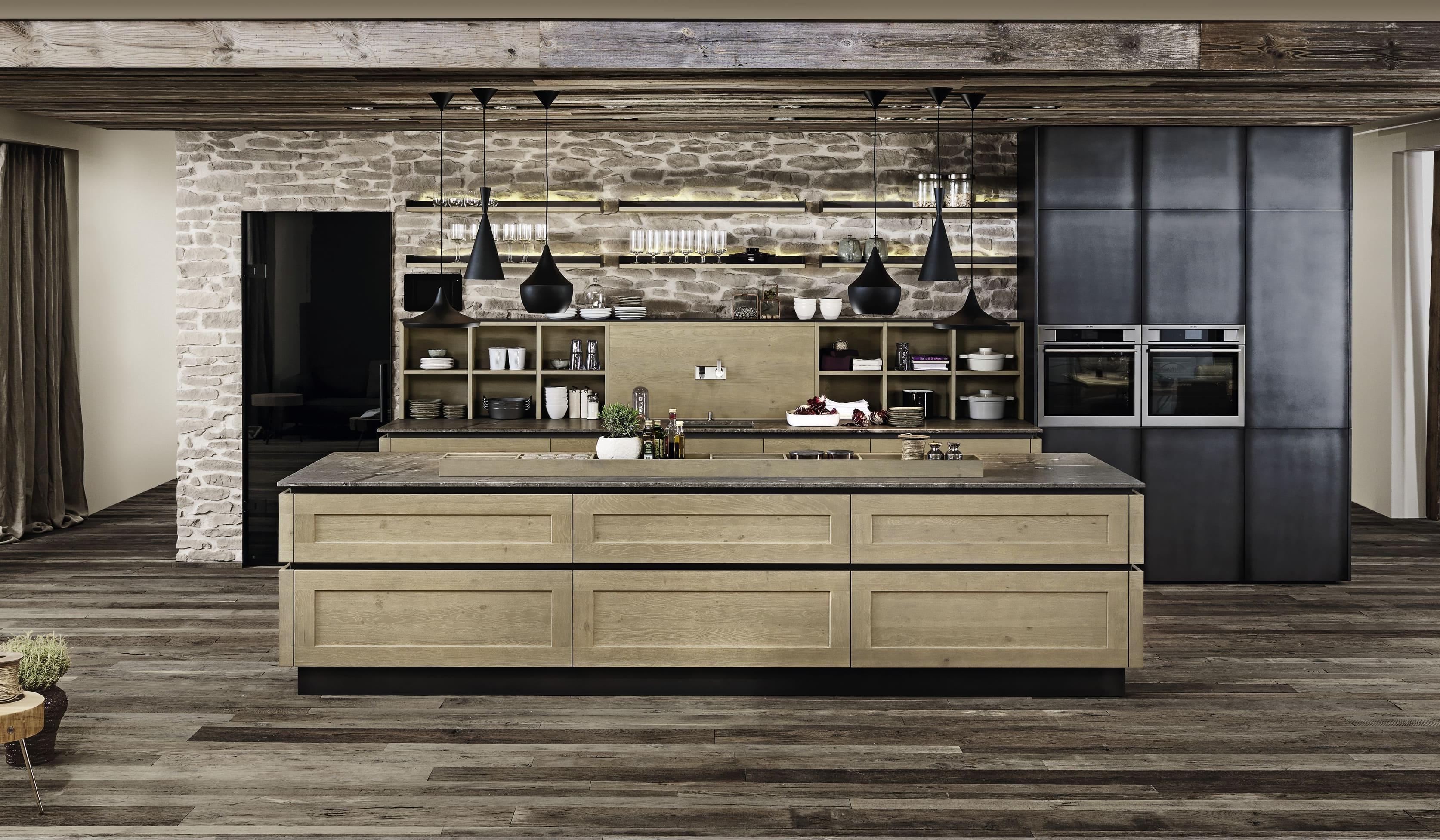 Küche in Eiche mit Rahmenfronten, grifflos, mit integrierter Insel. Hochschränke in metallic-optik