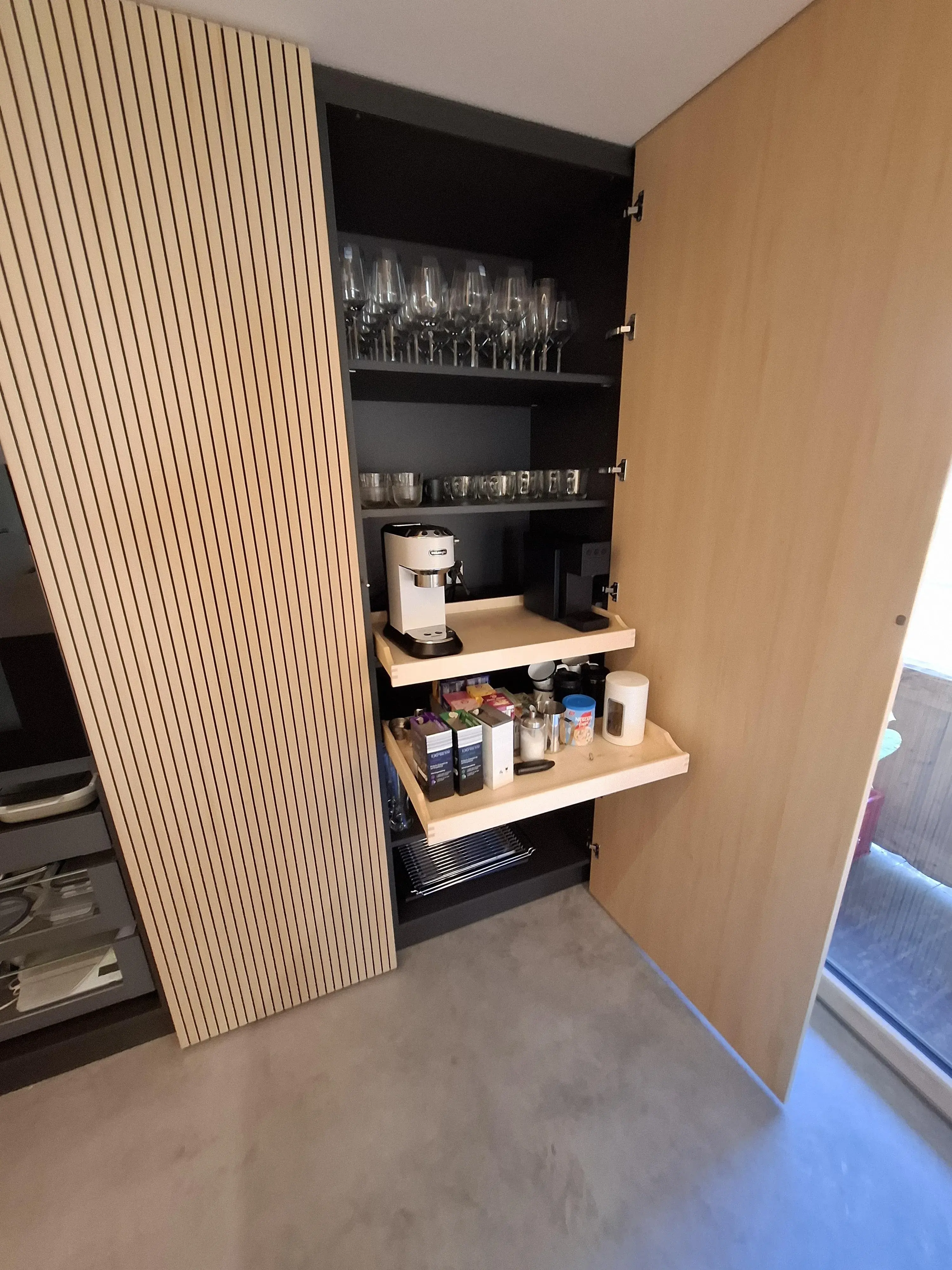 Küche in Echtholz Tanne mit eingefrästen Rillen