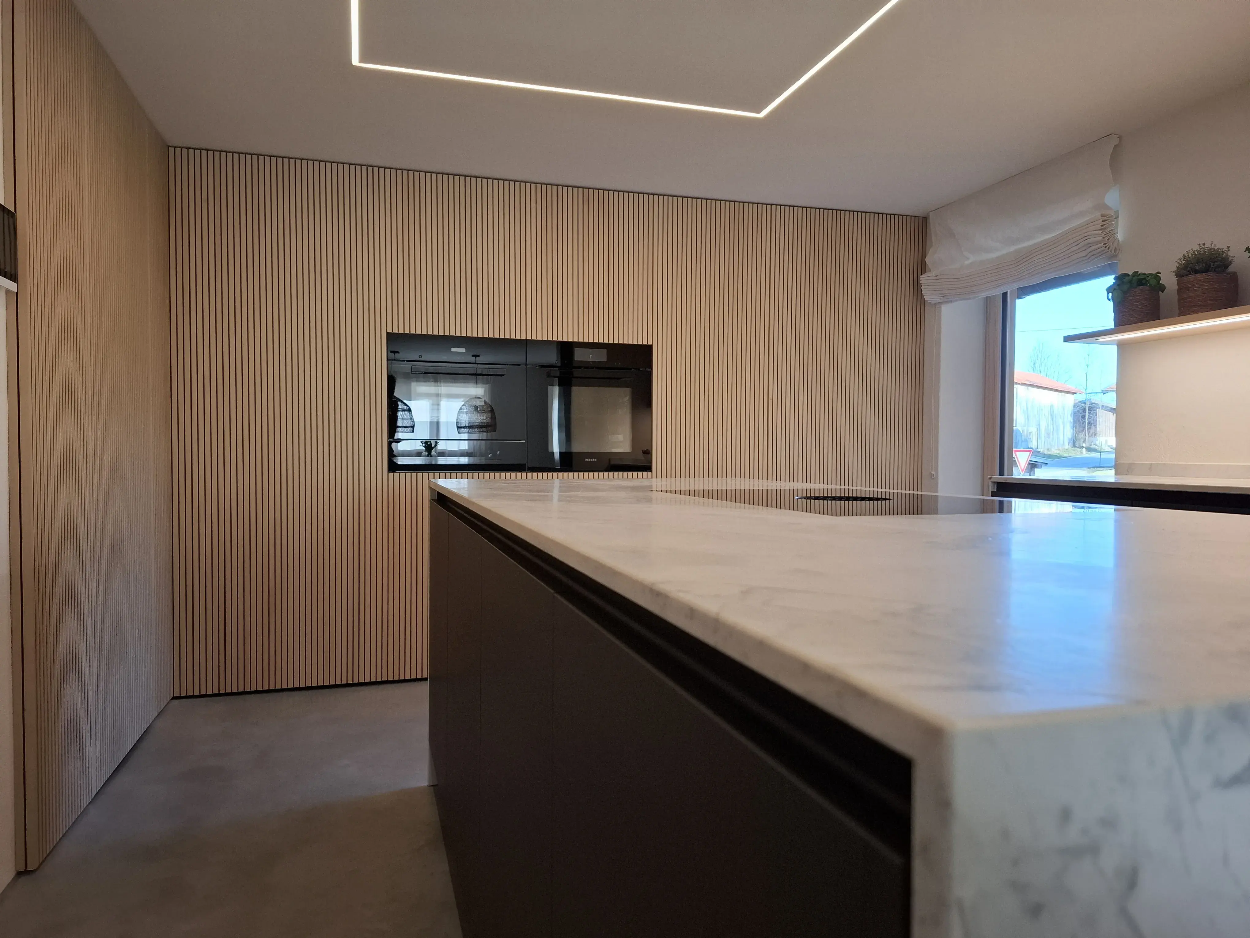 Küche in Echtholz Tanne mit eingefrästen Rillen