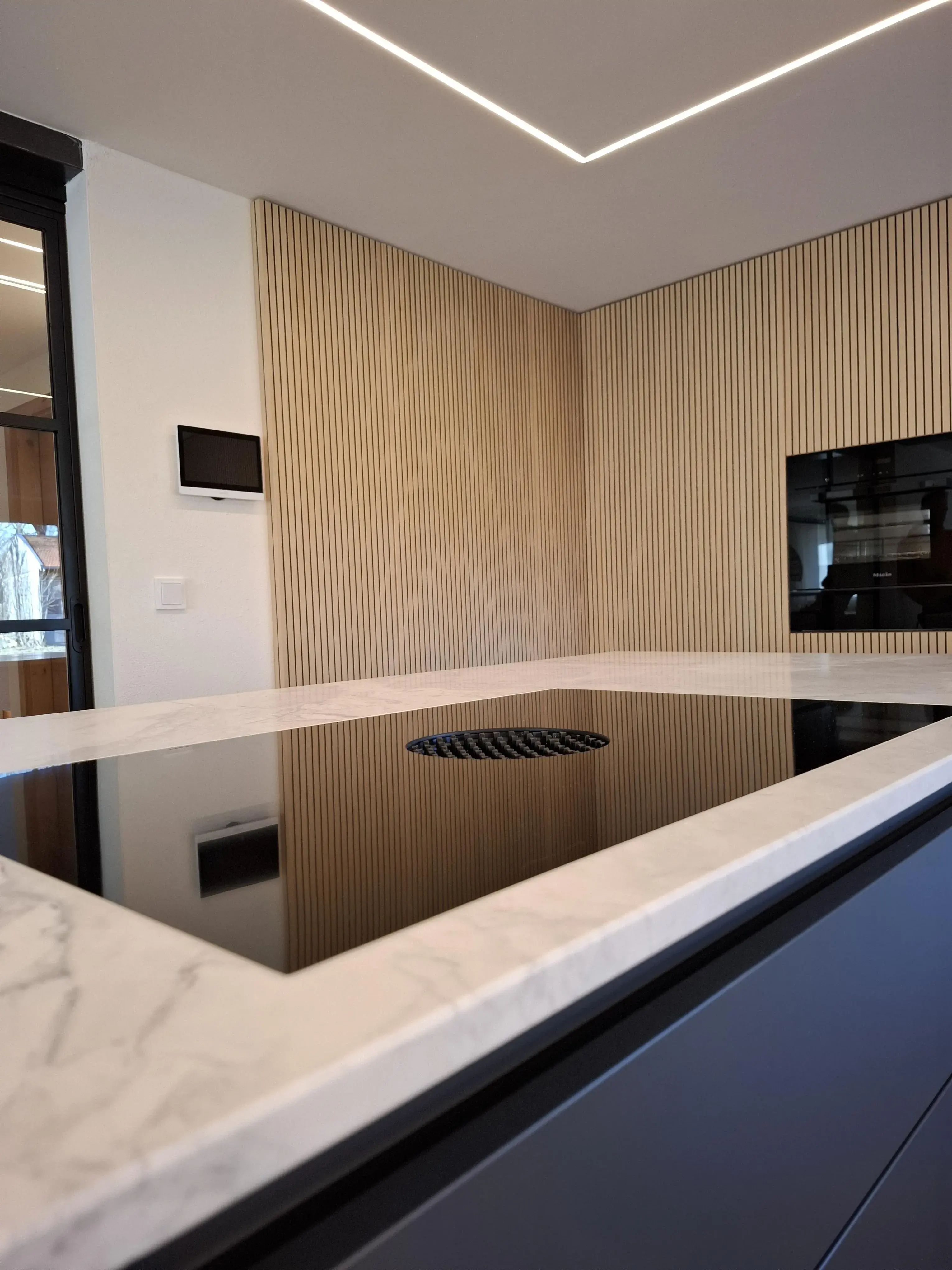 Küche in Echtholz Tanne mit eingefrästen Rillen