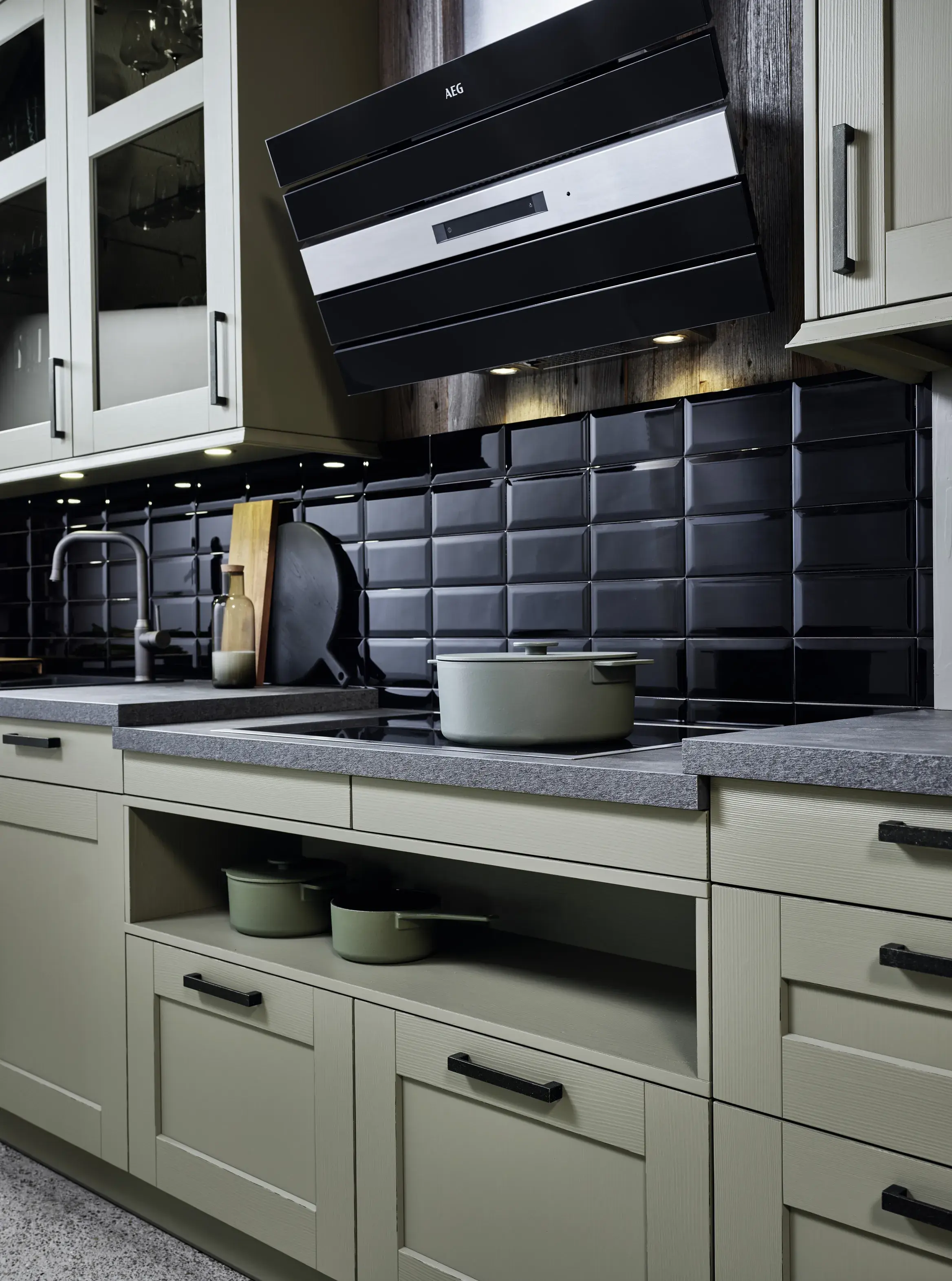 Ländliche Küche in Salbeigrün Herd