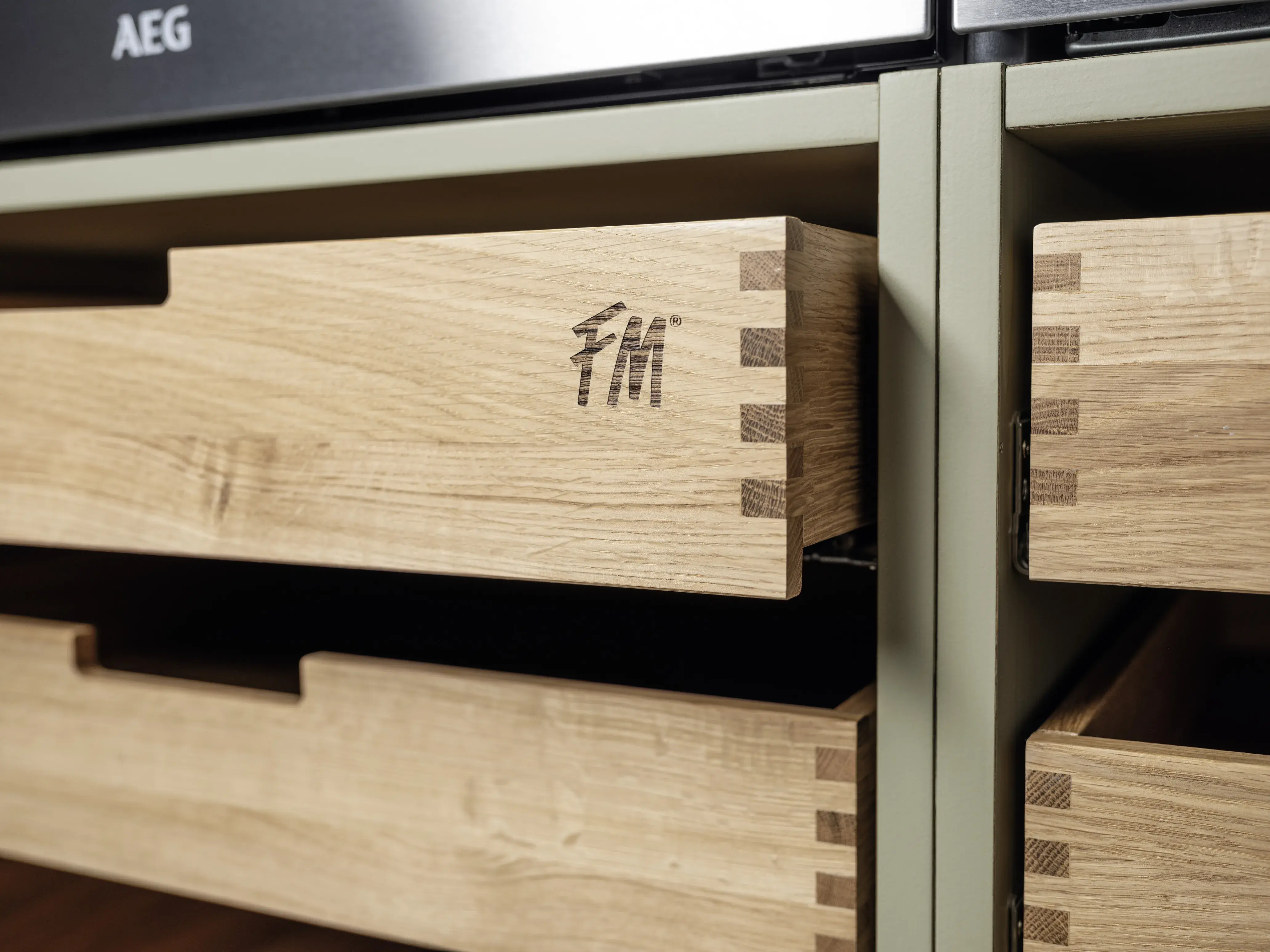 Innenliegende Holzschublade Detail