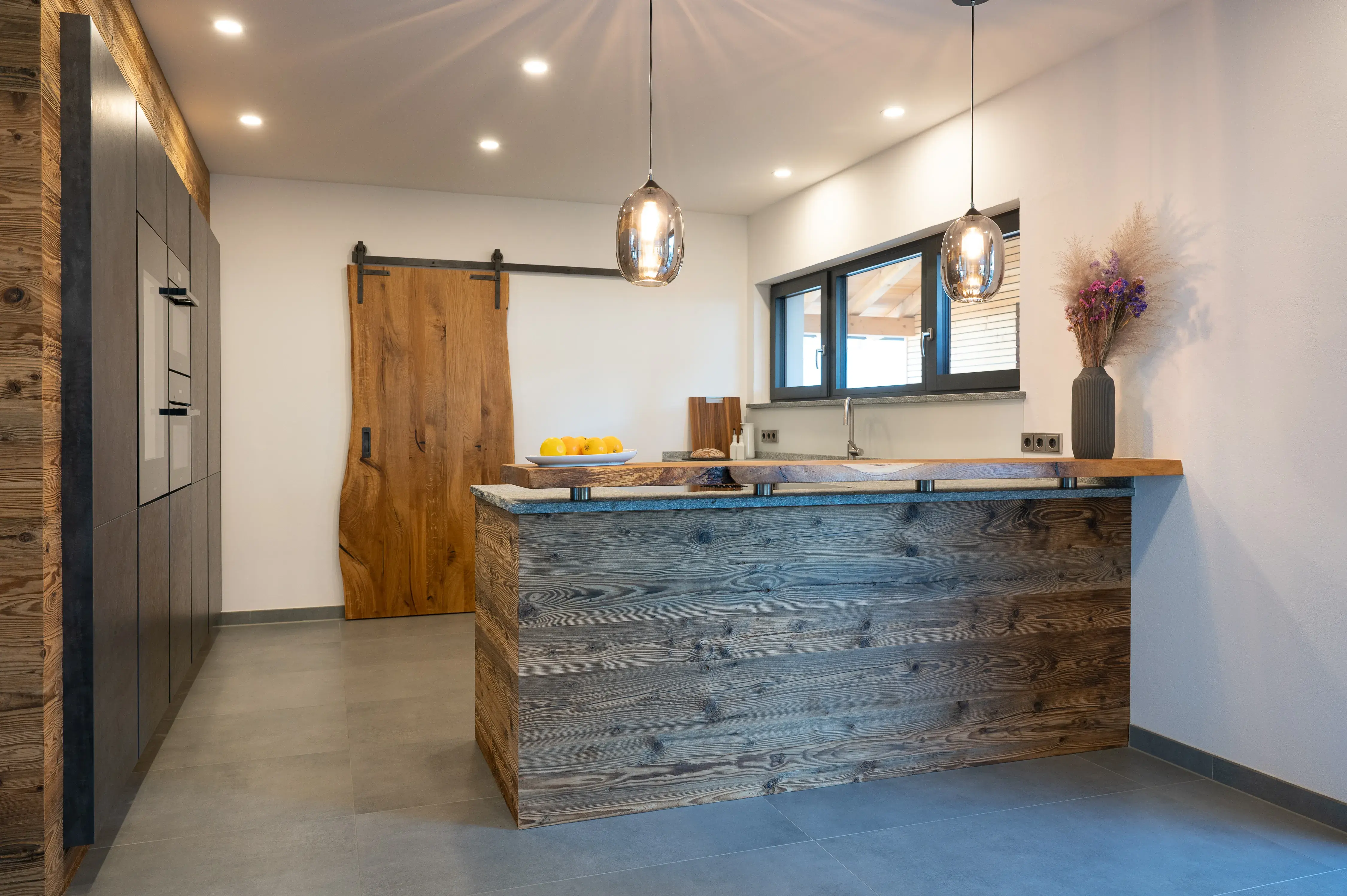 Küche in Altholz mit Beton