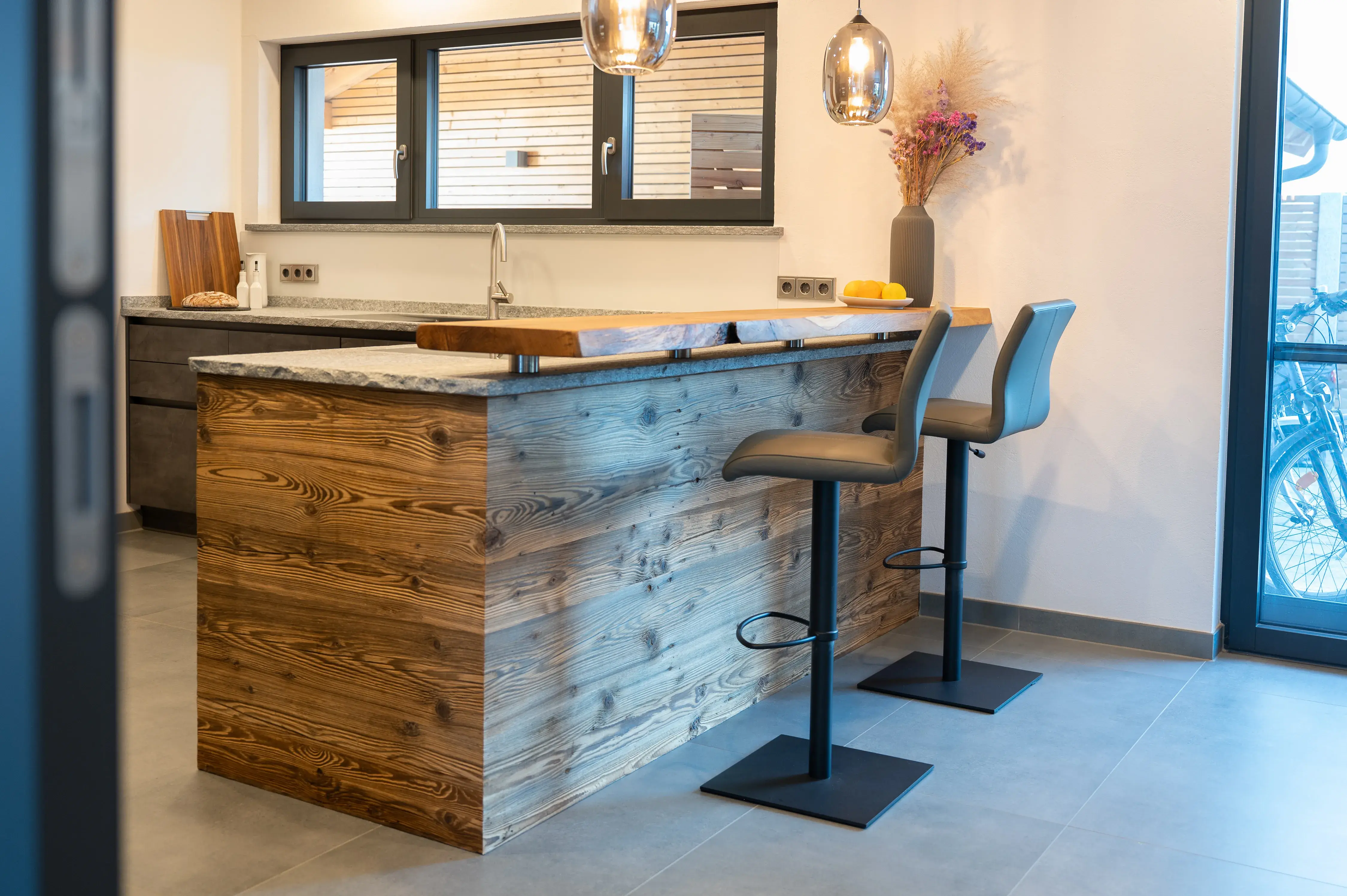 Küchentresen in Altholz - kombiniert mit Betonarbeitsplatte