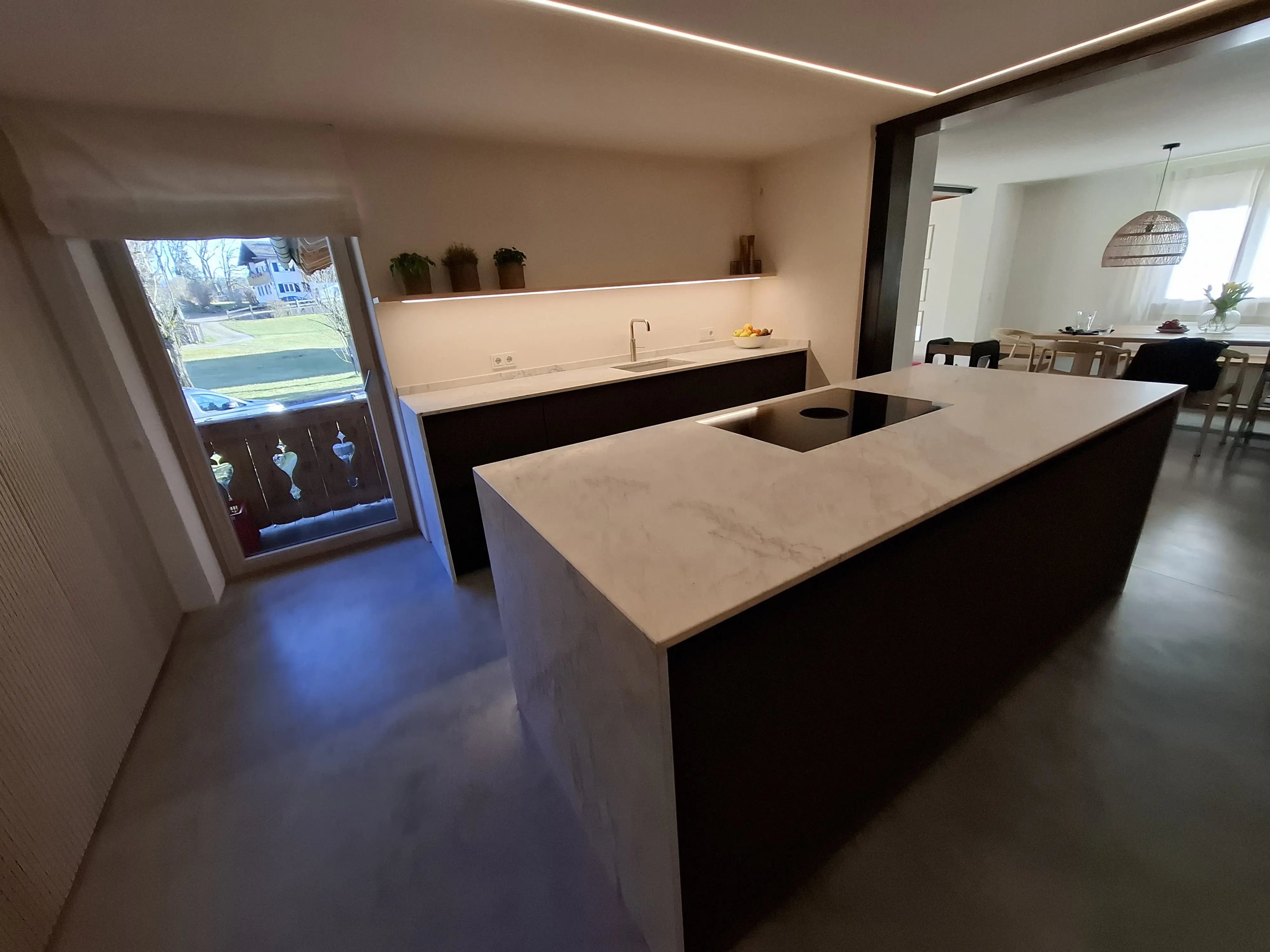 Küche in Echtholz Tanne mit eingefrästen Rillen mit Kücheninsel