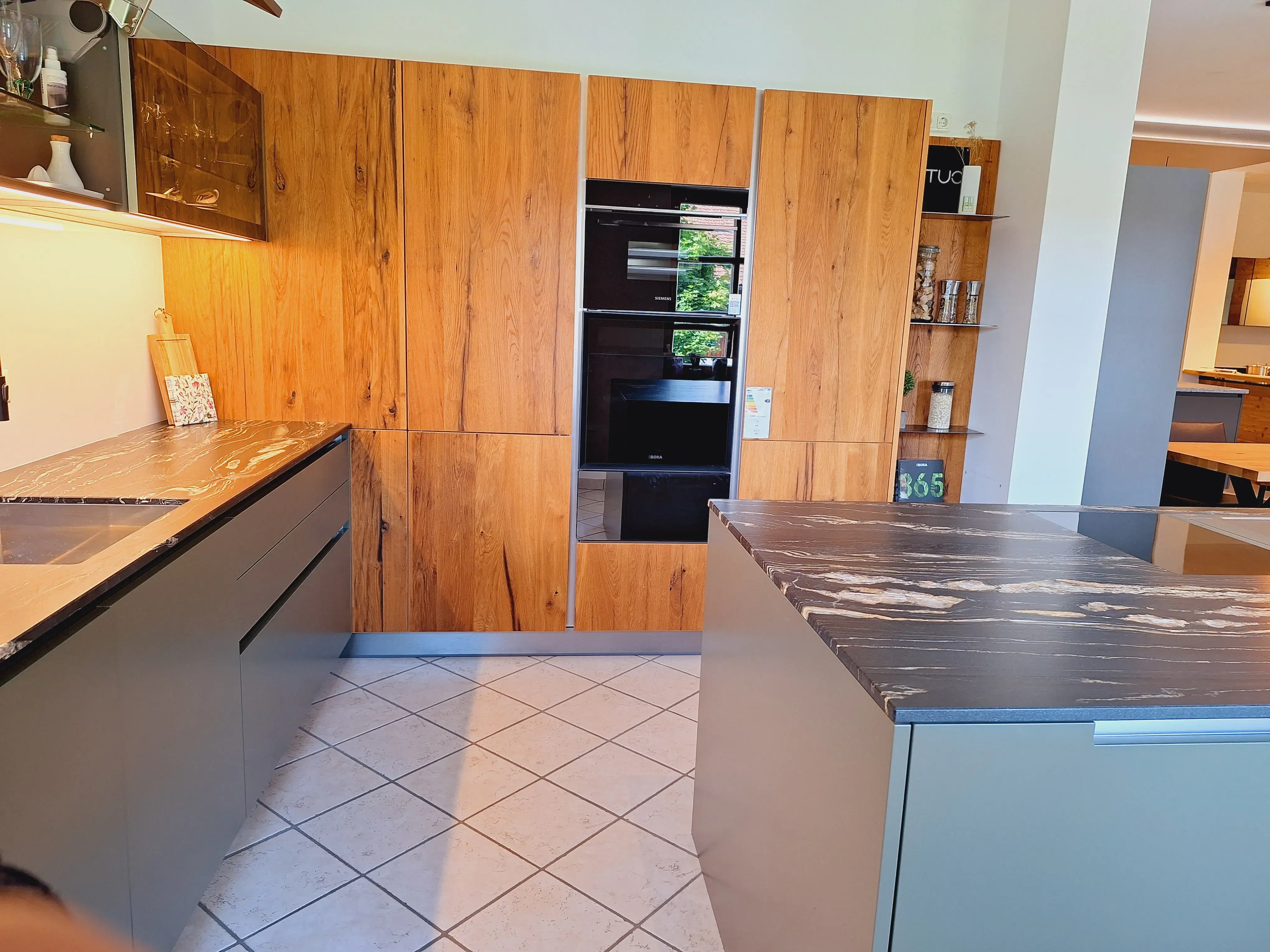 Markenküche von Intuo in Alteiche Furniert