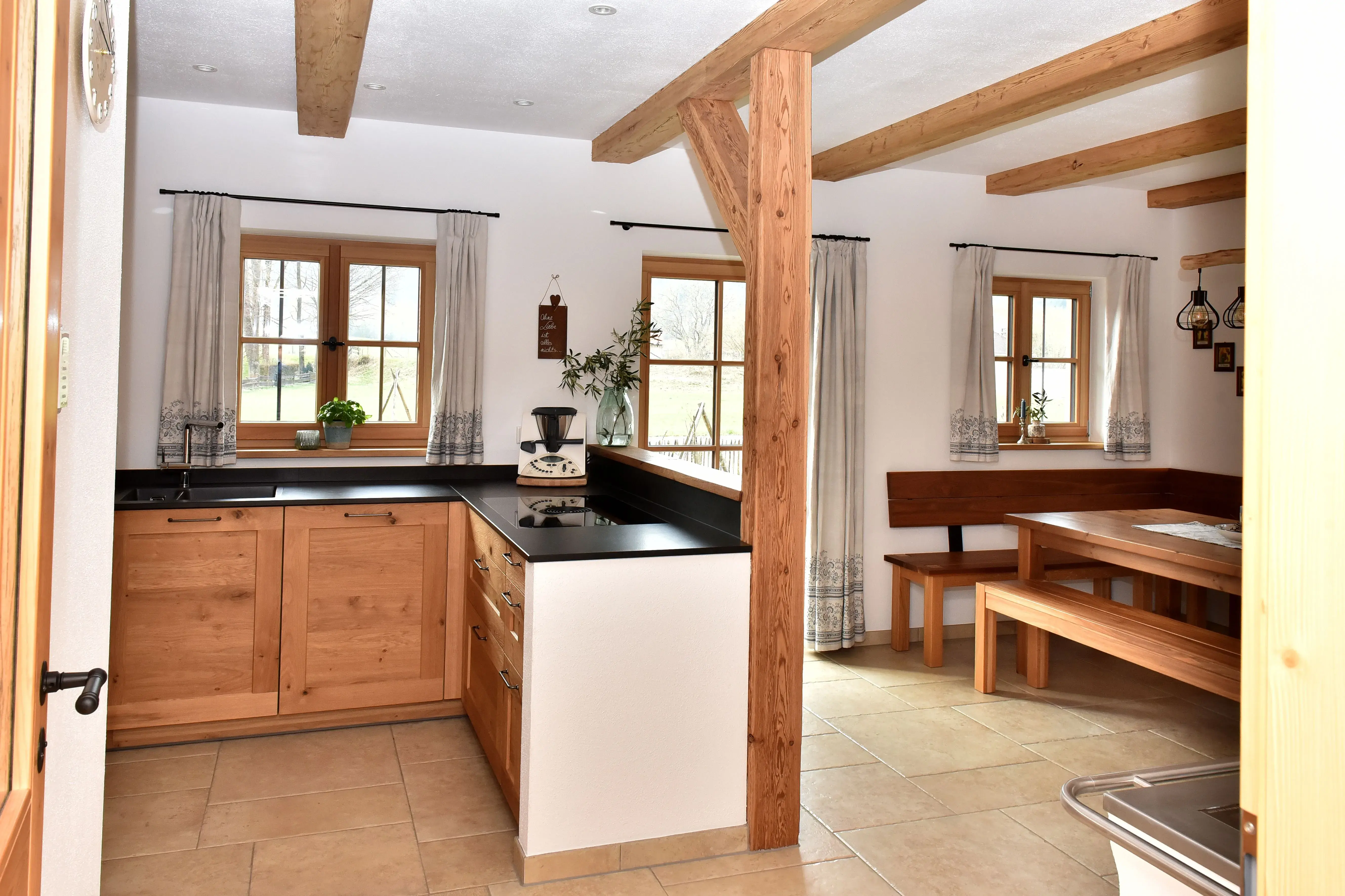 alpenländische Landhausküche mit Essbereich