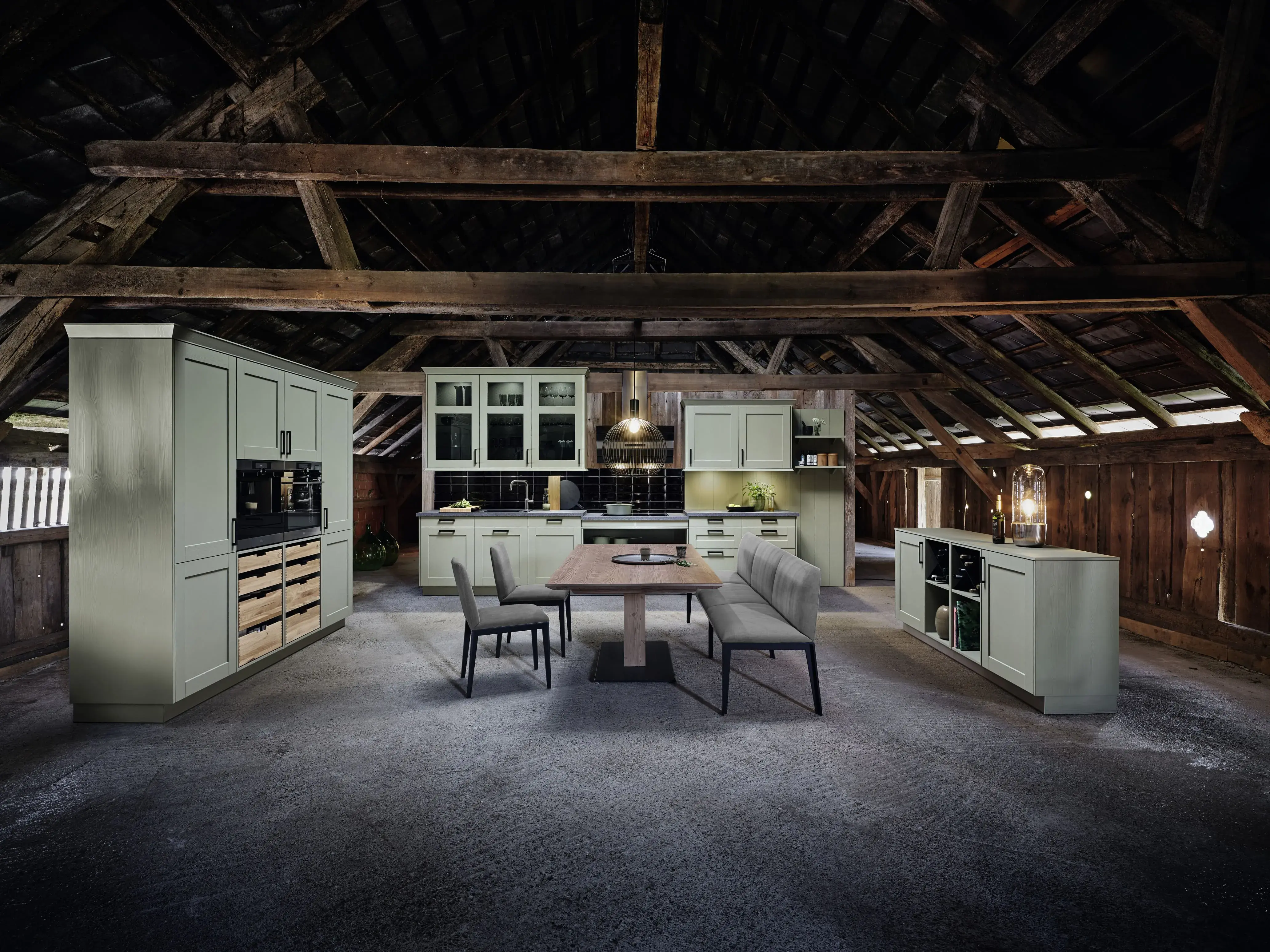 Landhausküche in hellem pastellgrün mit teilweise offenen Schubläden in Eiche massiv.